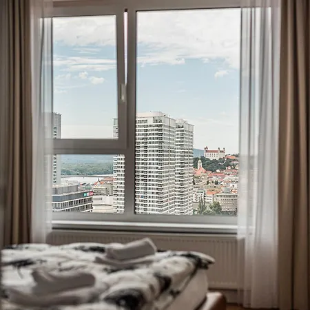 Klingerka Apartment, 25th Floor With Free Parking And View Of Castle And Danube Appartement