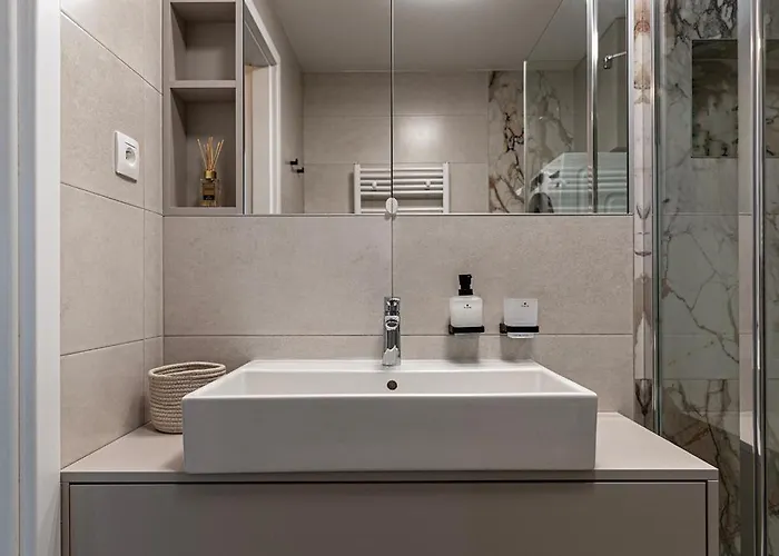 Klingerka Apartment, 25th Floor With Free Parking And View Of Castle And Danube *