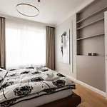 Klingerka Apartment, 25th Floor With Free Parking And View Of Castle And Danube Daire